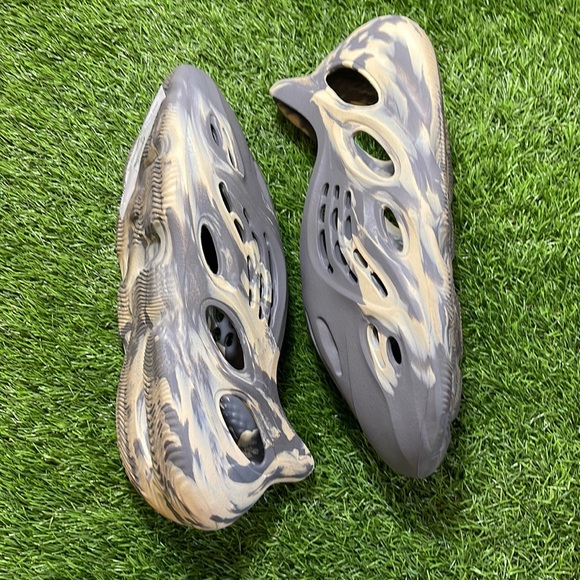 Adidas Yeezy Foam RNNR - Picture 3 of 4